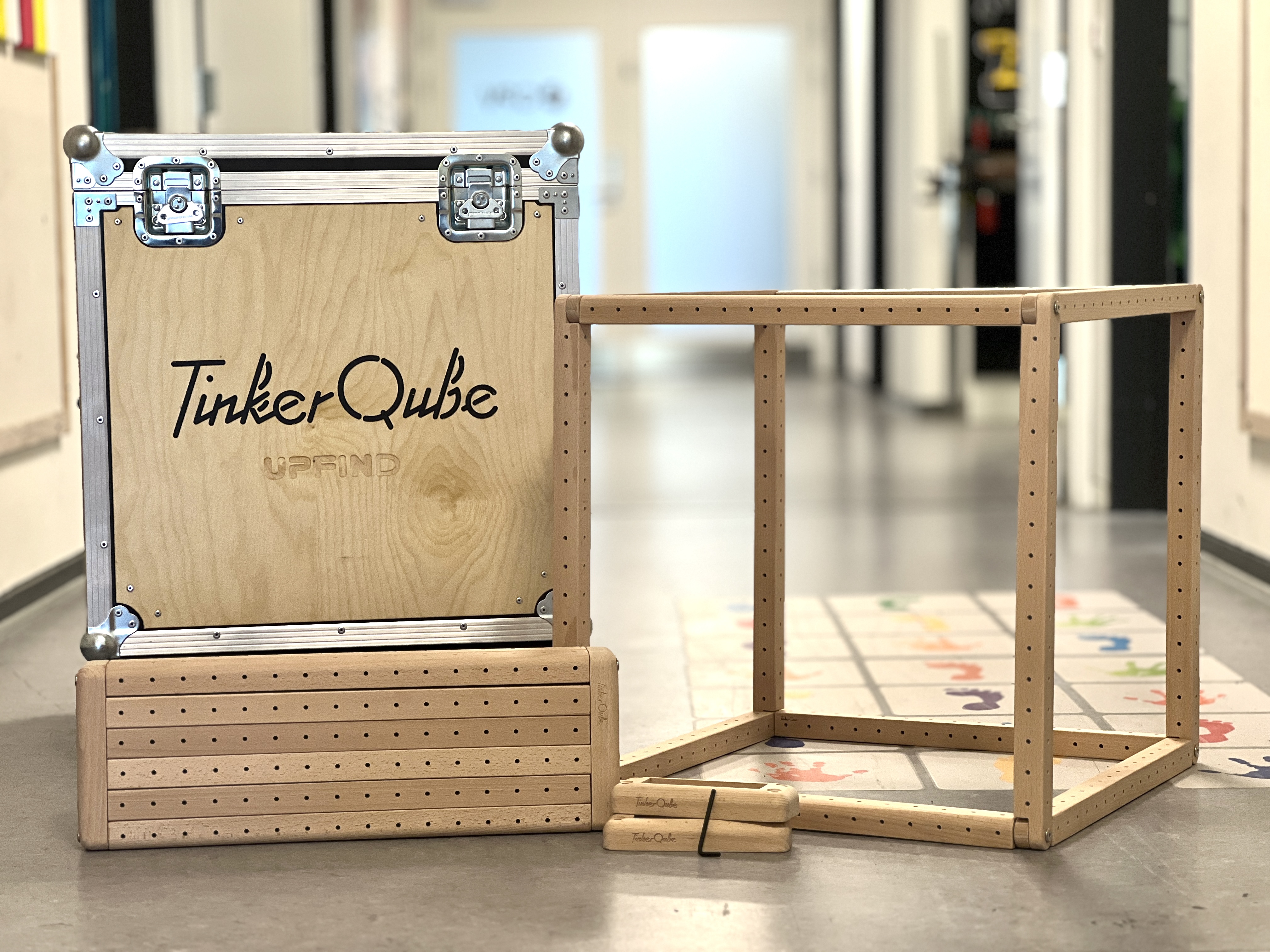 TinkerQube boks med en samlet og usamlet TinkerQube